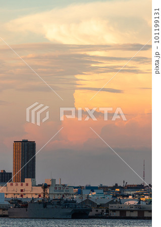 横浜の夏の夕景 101199131