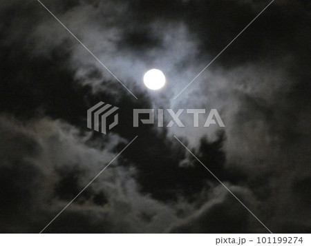 あやしい月夜：雲の隙間から除く月 101199274