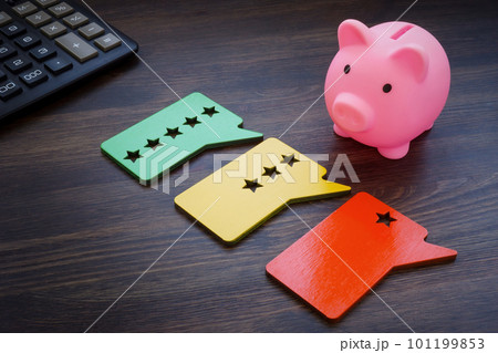 Piggy bank and plaques with reviews. Evaluation of banks. 101199853