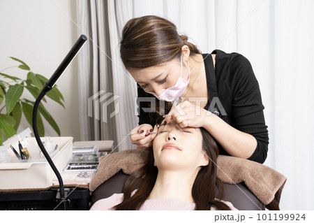 まつ毛エクステの施術を受ける女性(撮影協力 マカナニ) まつ毛エクステの施術を受ける女性(撮影協力 マカナニ) 101199924