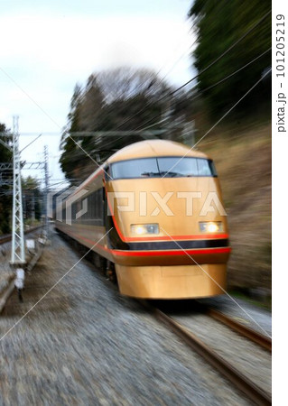 ズーム流し撮り!! 豪華特急で日光路を行く…下小代駅を通過する特急スペーシア ズーム流し撮り!! 豪華特急で日光路を行く…下小代駅を通過する特急スペーシア 101205219