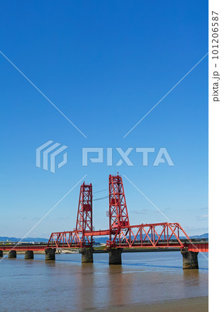 佐賀県/ 青空の筑後川昇開橋と「こいのぼり」 佐賀県/ 青空の筑後川昇開橋と「こいのぼり」 101206587