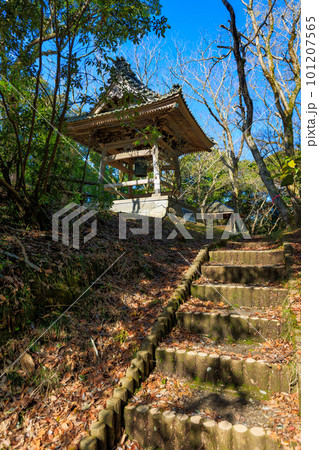 千葉県 大多喜町 大多喜城二之丸公園にある鐘つき堂 千葉県 大多喜町 大多喜城二之丸公園にある鐘つき堂 101207565