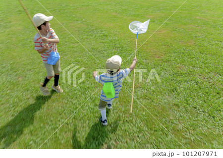 公園で虫を追う兄弟 101207971