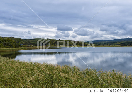 北海道礼文島・空を映す久種湖 / Lake Kushu, Japan 101208440
