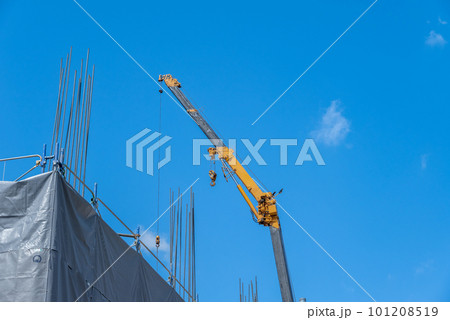 青空とクレーンと鉄筋工事 青空とクレーンと鉄筋工事 101208519