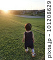 夕日を見る子供 101208629