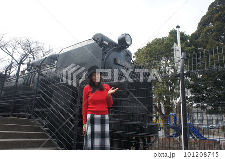 健康的な長身女性と鉄道 健康的な長身女性と鉄道 101208745