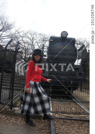 健康的な長身女性と鉄道 101208746