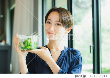 茹でたブロッコリーを持つ女性 101208914