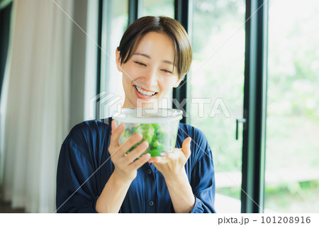 茹でたブロッコリーを持つ女性 茹でたブロッコリーを持つ女性 101208916