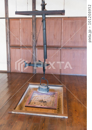 板の間にしつらえられた囲炉裏 板の間にしつらえられた囲炉裏 101208952