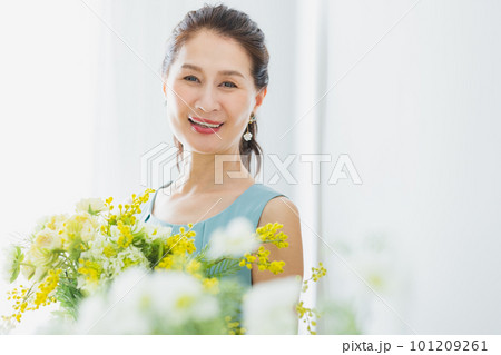花束を持つミドル女性 101209261