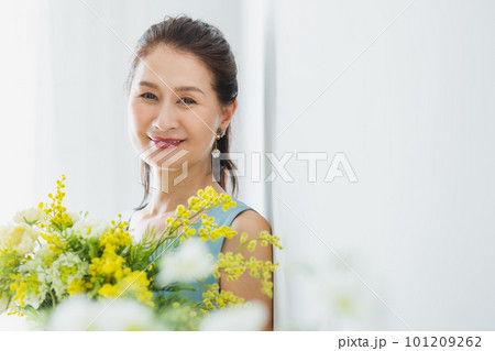 花束を持つミドル女性 101209262