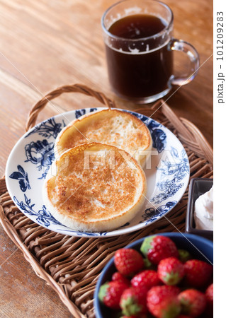 イングリッシュマフィンのトースト イングリッシュマフィンのトースト 101209283