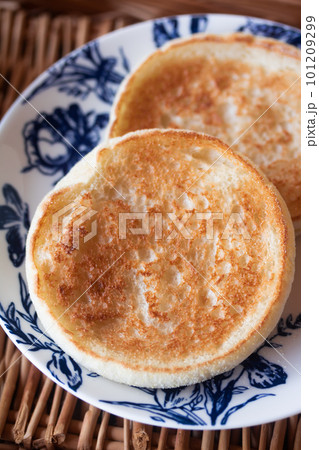 イングリッシュマフィンのトースト イングリッシュマフィンのトースト 101209299