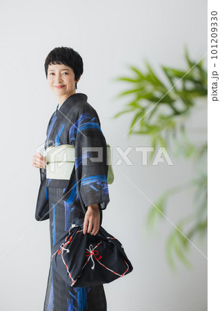 風呂敷を持つ着物の女性 風呂敷を持つ着物の女性 101209330