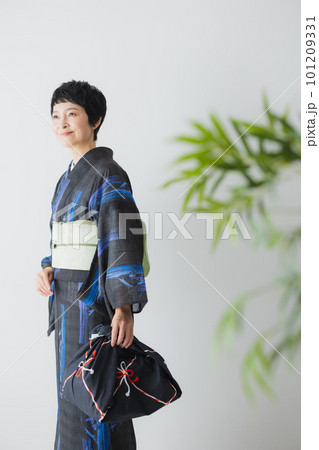 風呂敷を持つ着物の女性　 101209331