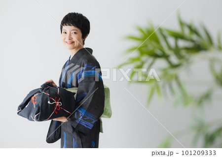 風呂敷を持つ着物の女性　 101209333