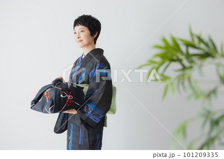 風呂敷を持つ着物の女性　 101209335