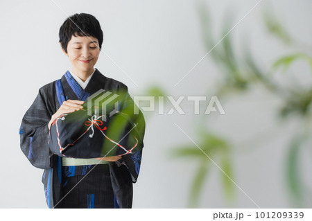 風呂敷を持つ着物の女性 風呂敷を持つ着物の女性 101209339