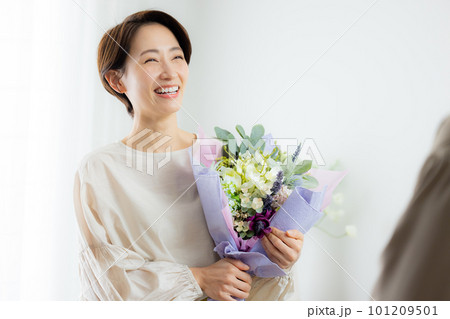 花束をもらう女性　 101209501