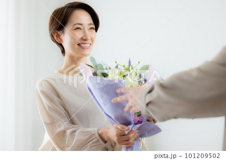 花束をもらう女性 花束をもらう女性 101209502