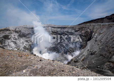 春の阿蘇外輪山から見る中岳噴火口に真っ白の噴煙が吹き上がる風景 春の阿蘇外輪山から見る中岳噴火口に真っ白の噴煙が吹き上がる風景 101209504