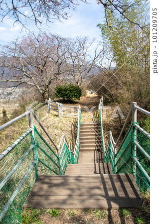 春の名胡桃城址　ささ郭堀切を渡る橋　群馬県みなかみ町 101209705