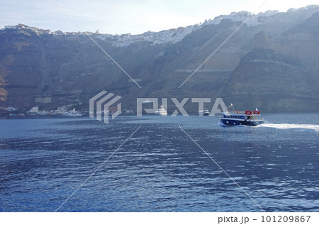 サントリーニ島の着岸埠頭に向かうタグボート サントリーニ島の着岸埠頭に向かうタグボート 101209867