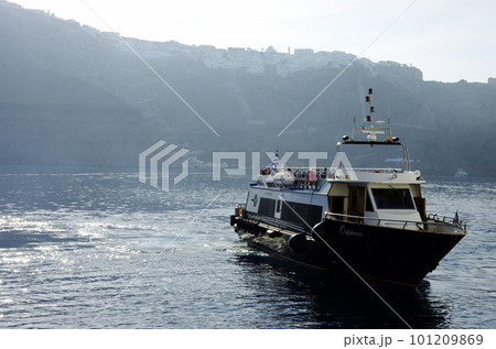 気嵐が立ち上がる早朝のサントリーニ島の港湾 101209869