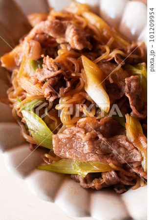 切り落し牛肉のすきや風炒め煮 101209954