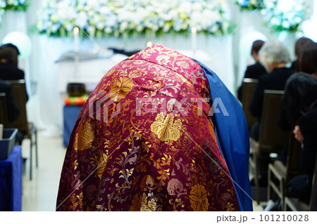 祭壇に向かってお辞儀をする住職 101210028