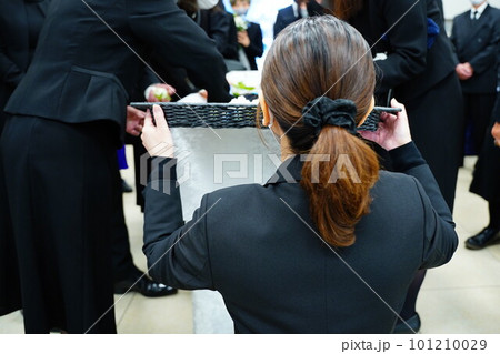 お花を渡すセレモニーレディー お花を渡すセレモニーレディー 101210029