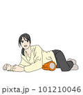 フォームローラーで右へそ下をほぐす女性 101210046