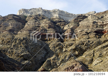 サントリーニ島の断崖絶壁の岩山 サントリーニ島の断崖絶壁の岩山 101210094