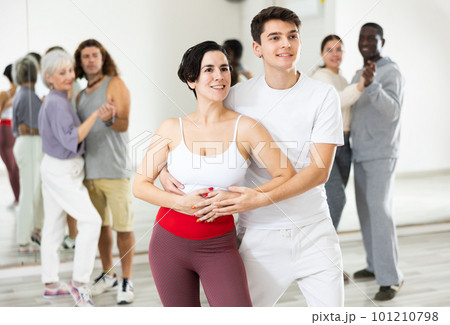 Adult couple of dancers learns partner dance 101210798