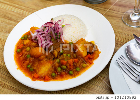 Spicy veal served with rice and onion 101210892