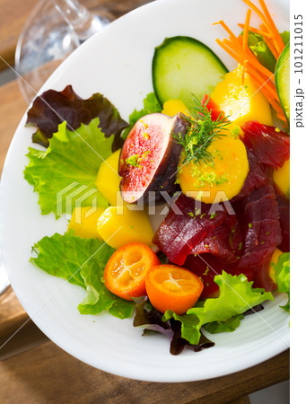 Tuna salad with vegetables and fruits 101211015