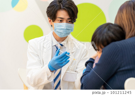 予防接種を受ける子供 予防接種を受ける子供 101211245