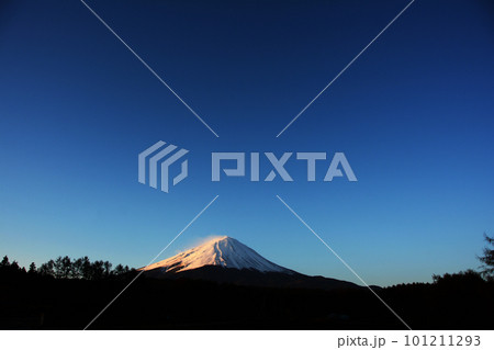 青空に白く輝く孤峰の富士 101211293