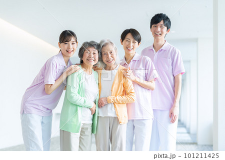 介護 シニア 病院 ヘルパー 介護士 女性 撮影協力「LINK FOREST」 介護 シニア 病院 ヘルパー 介護士 女性 撮影協力「LINK FOREST」 101211425