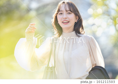 若いビジネスウーマン  101211503