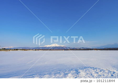 【北海道】雪原と斜里岳 101211844