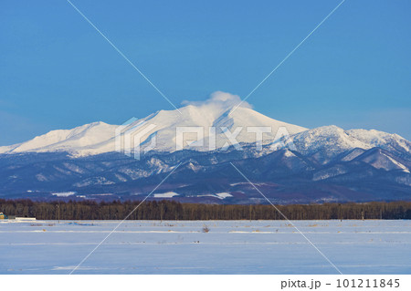 【北海道】雪原と斜里岳 101211845