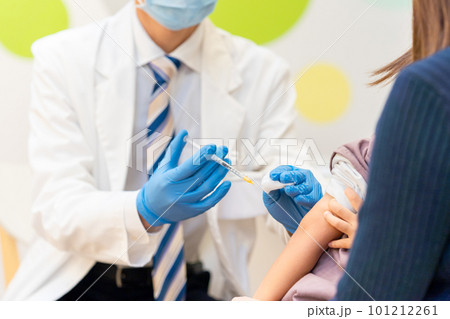 予防接種を受ける子供 101212261