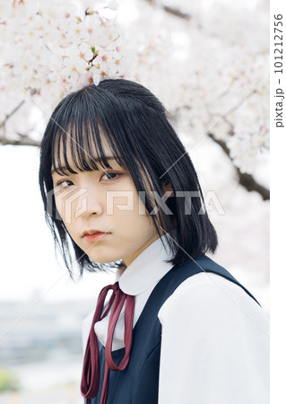 桜と制服の女子高生 101212756