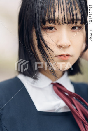 桜と制服の女子高生 101212795