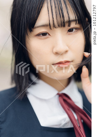 桜と制服の女子高生 101212797