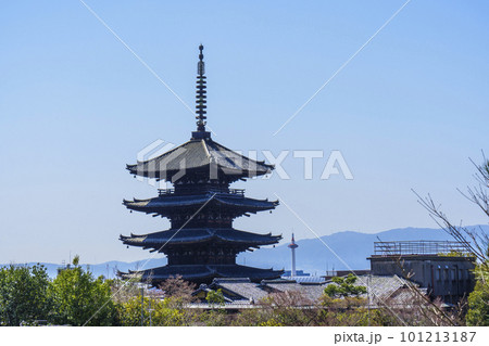 維新の道から望む八坂の塔と京都タワー　春の季節 101213187